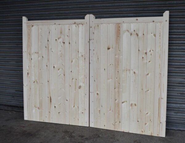 Front of a set of 5ft framed, ledged and braced, mortice and tenoned wooden driveway gates.