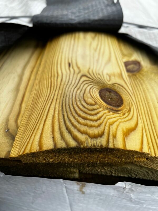 End close up of a plank of premium grade 21mm loglap