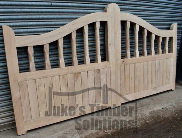 Overview of wooden oak swan neck palisade gate