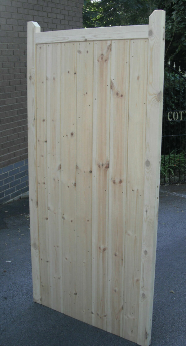 Flat top side gate pictured outside