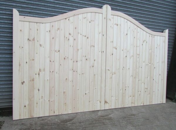 Exterior of 6ft softwood bow top driveway gates