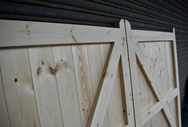 Close up of the centre of the detailing on the back of a framed, ledged and braced 5ft flat top driveway gate