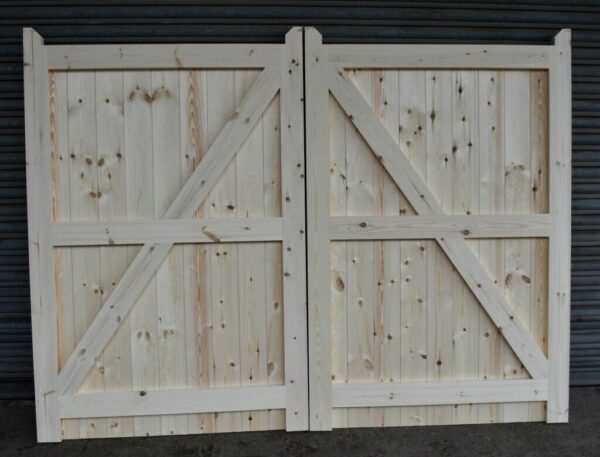 Rear of 5ft wooden driveway gates showing detailing of framing, ledging and bracing